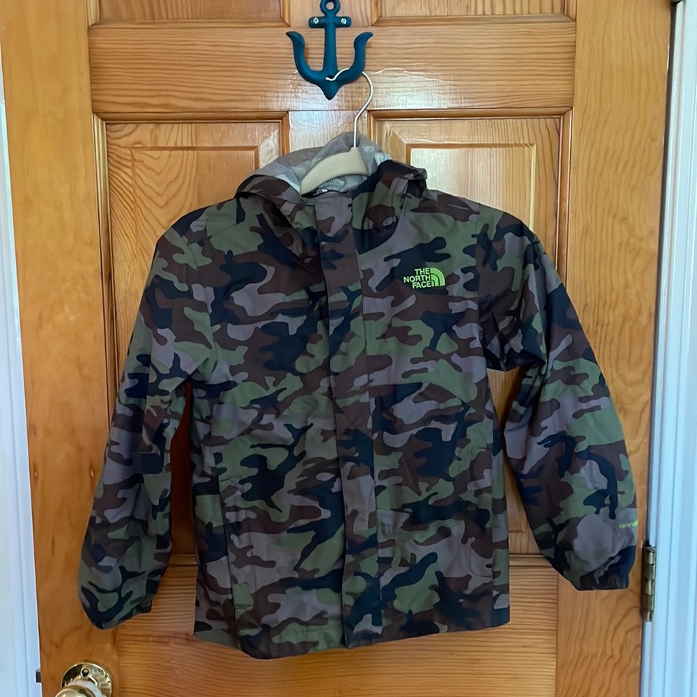Boys Small 6/7 North Face “shell” Jacket GUC Camo Print